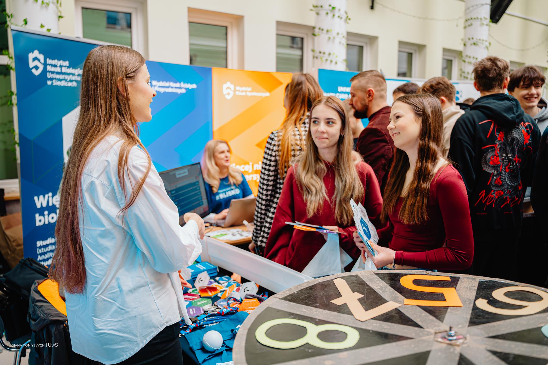 Wystawcy na stoiskach proponują ofertę studentom.