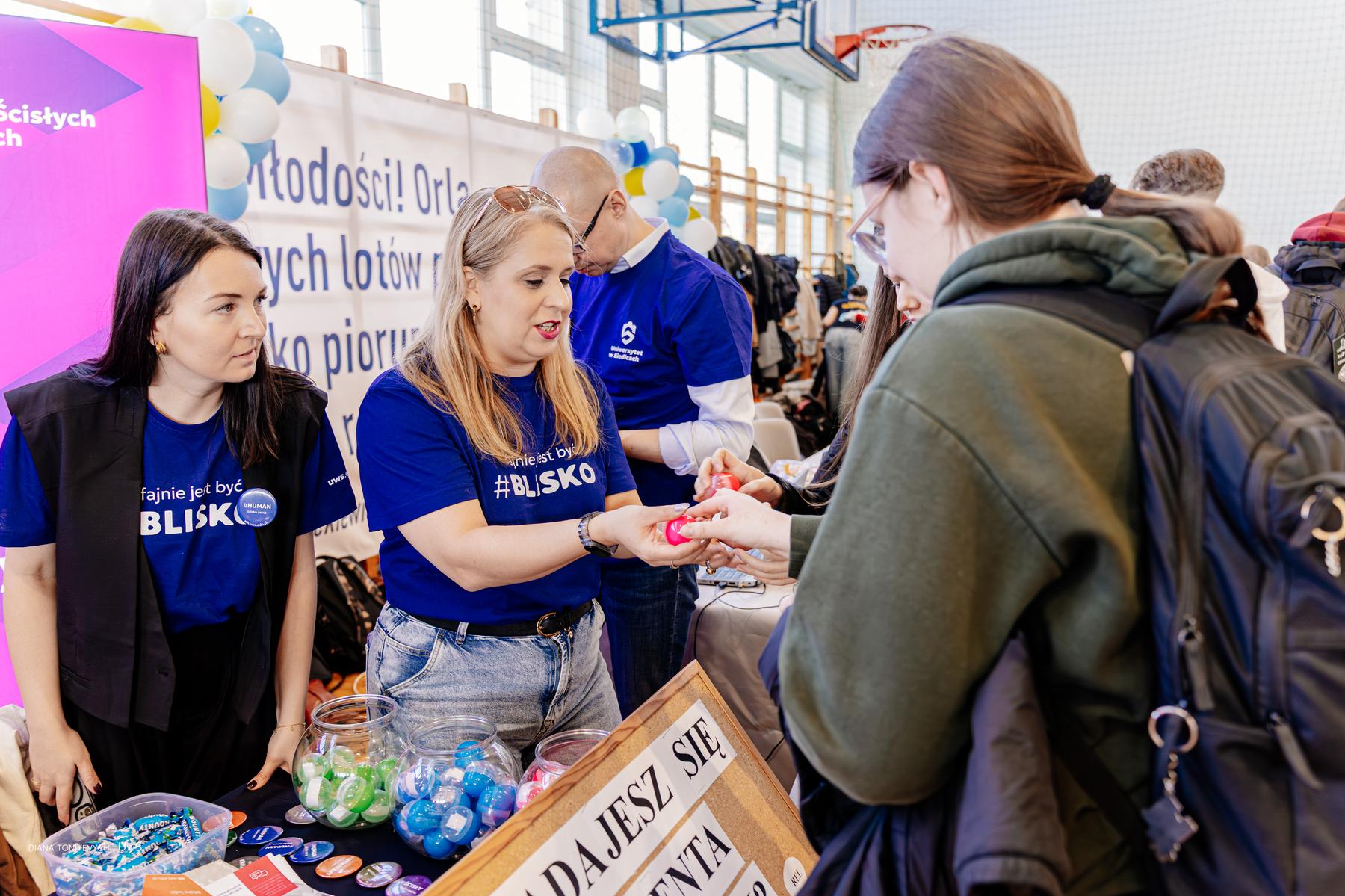 Wystawcy na stoiskach proponują ofertę studentom.