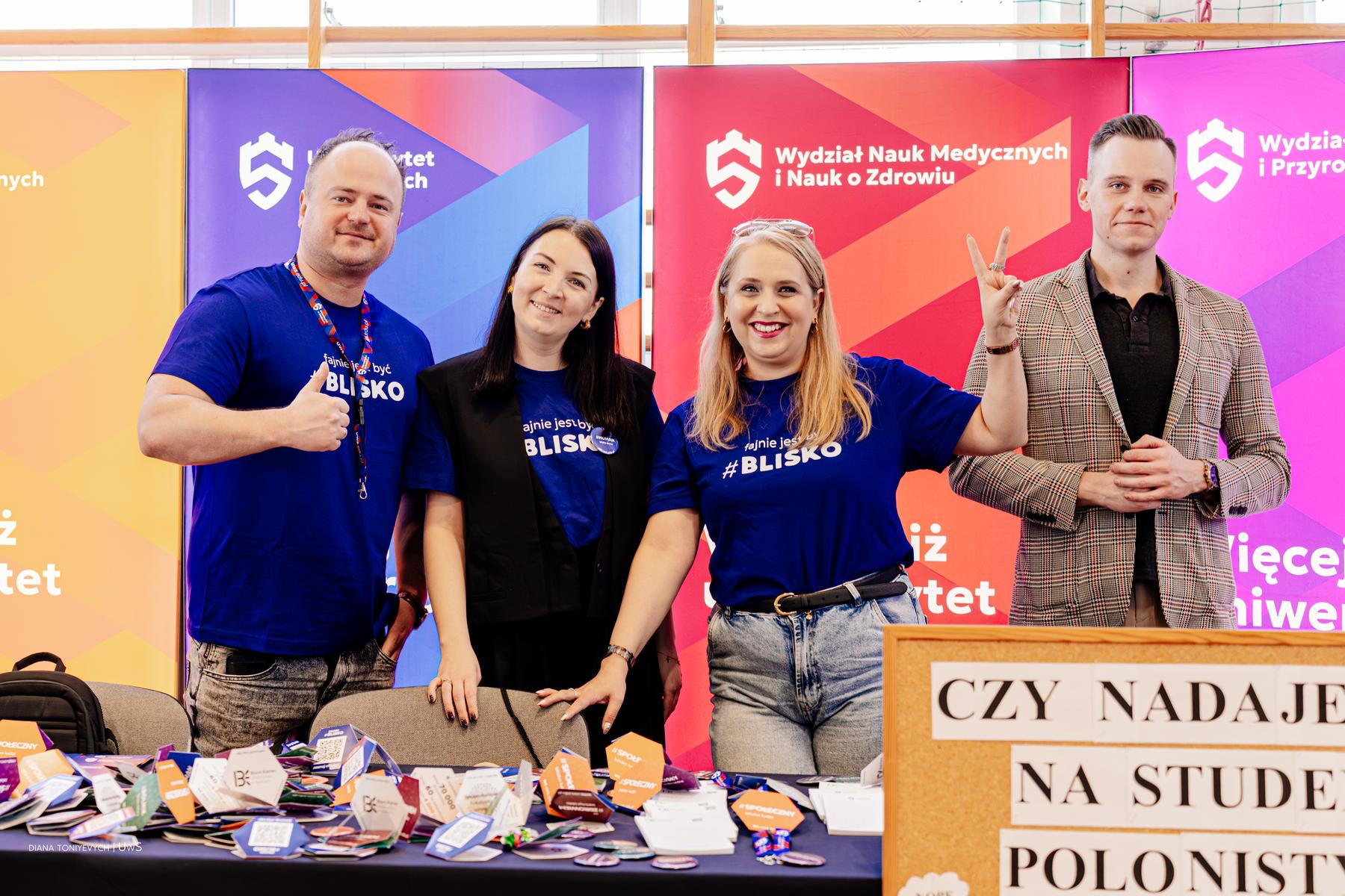 Wystawcy na stoiskach proponują ofertę studentom.