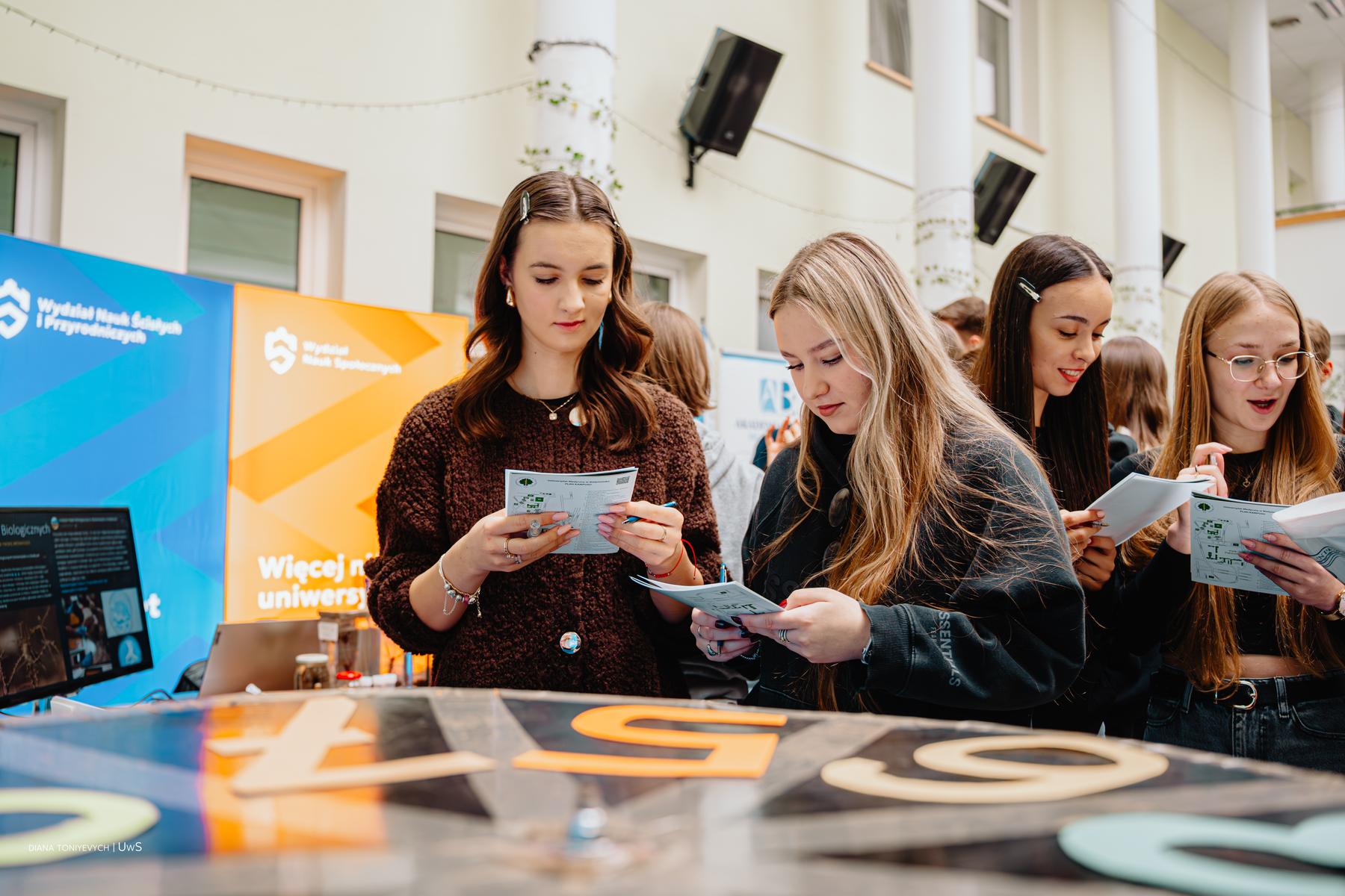 Studenci i uczniowie zapoznają sie z ofertą uniwersytetu na targach