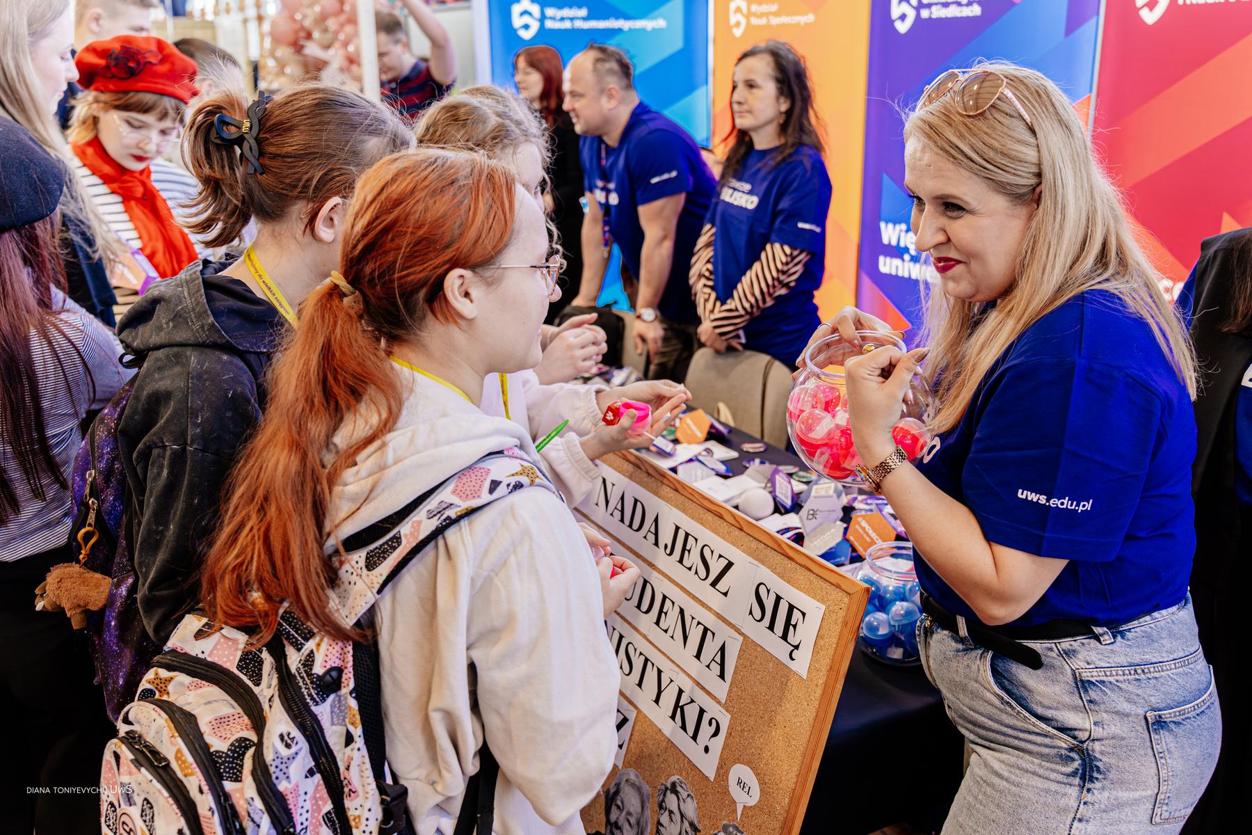 Wystawcy na stoiskach proponują ofertę studentom.
